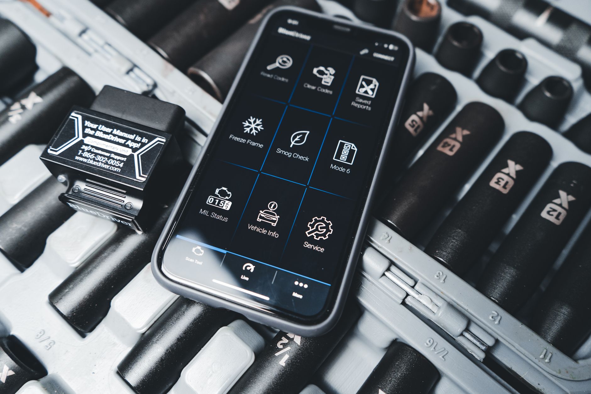 Escáner OBD-II conectado a un vehículo para diagnóstico