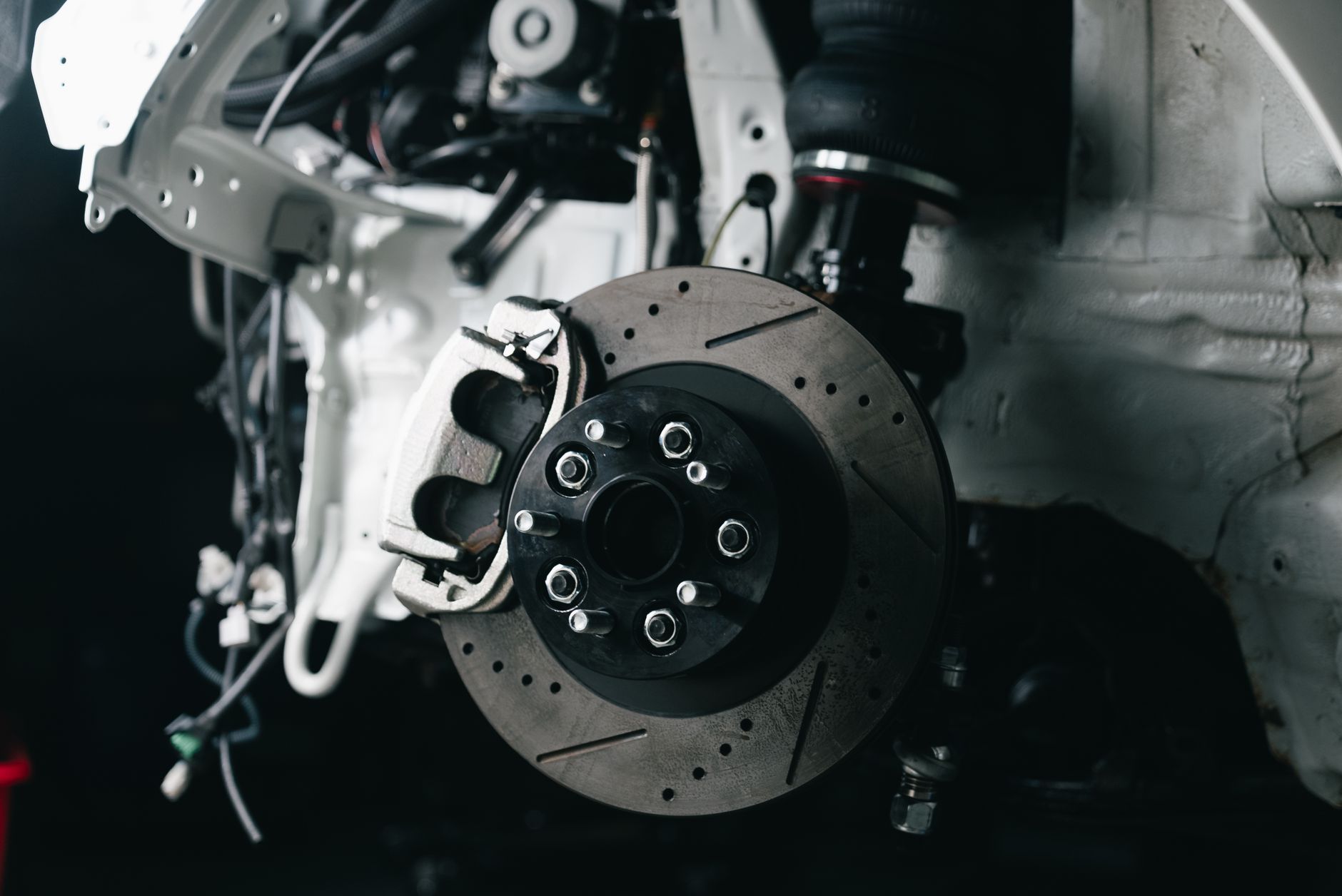 Disco y balatas de freno en el taller Motovex